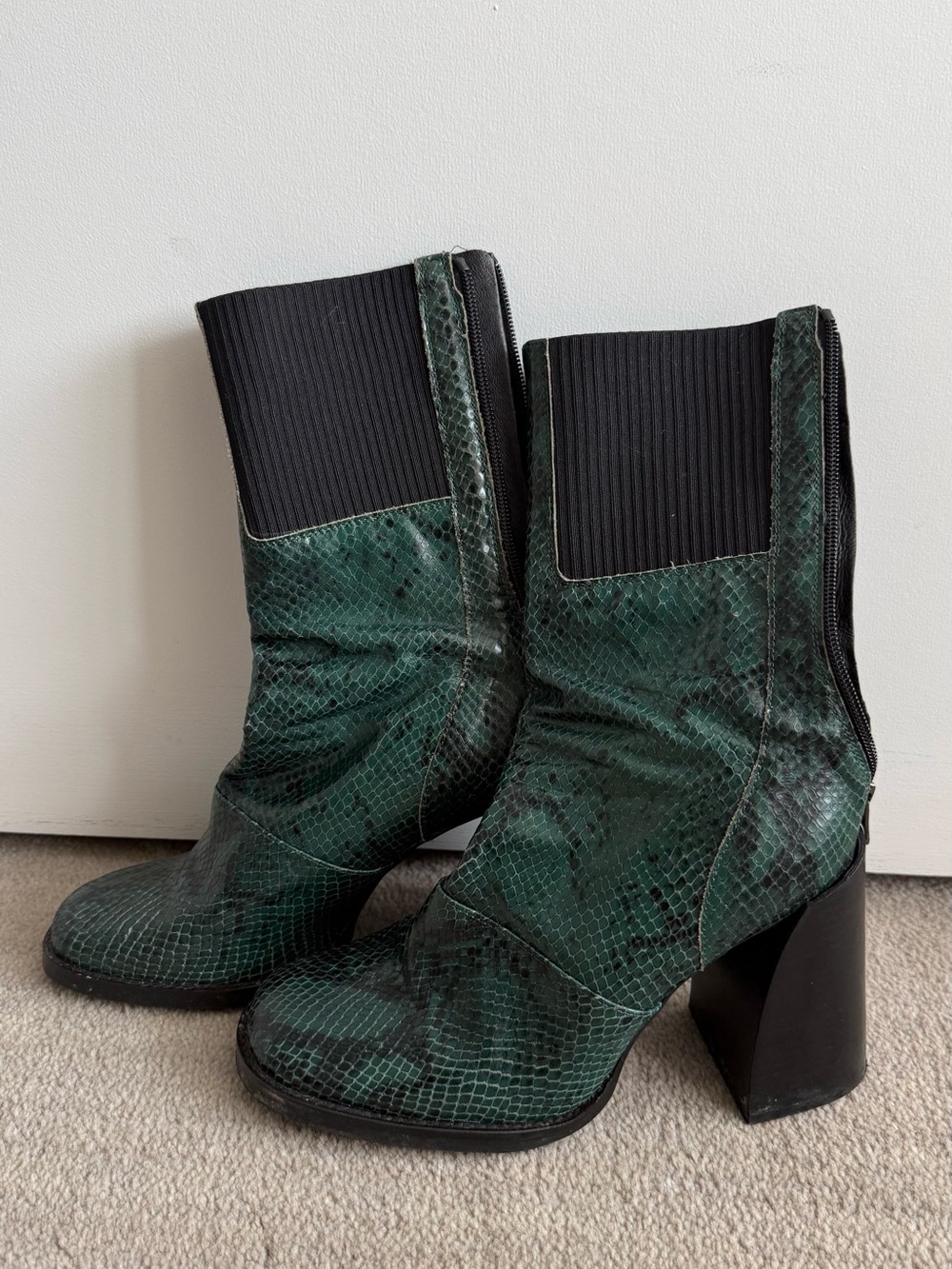 L’intervalle Green Snake-Print Mid-Calf Block Heel Boots